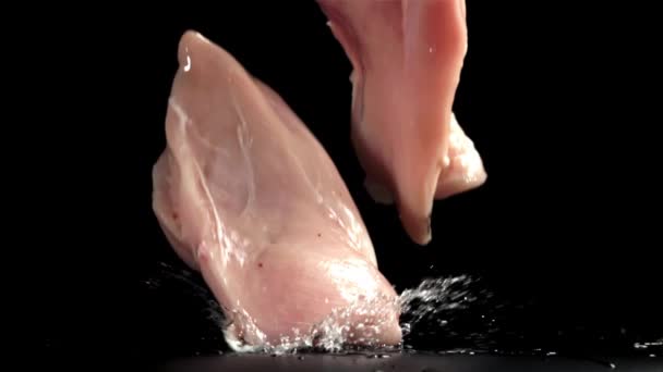 鶏肉は黒い濡れたテーブルに落ちる 1000Fpsで高速カメラで撮影しました 高品質のフルHd映像 — ストック動画