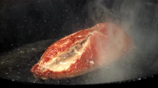 Trozo Carne Pollo Fríe Una Sartén Filmado Una Cámara Alta — Vídeos de Stock