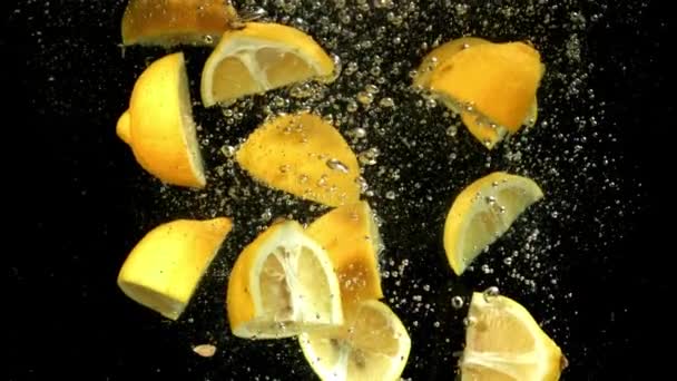 Лимонные Ломтики Пузырьками Воздуха Водой Снято Высокоскоростную Камеру Скоростью 1000 — стоковое видео