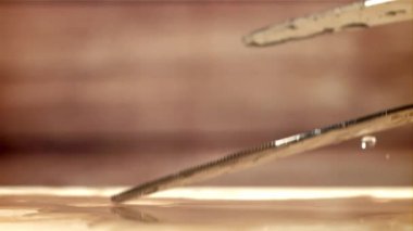 Bıçak kesme tahtasına düşer. 1000 fps 'de yüksek hızlı bir kamerayla çekildi. Yüksek kaliteli FullHD görüntüler