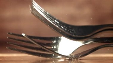 Çatallar ahşap bir masaya düşer. 1000 fps 'de yüksek hızlı bir kamerayla çekildi. Yüksek kaliteli FullHD görüntüler