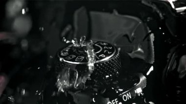 Kameraya yağmur damlaları düşer. Makro atış. 1000 fps 'de yüksek hızlı bir kamerayla çekildi. Yüksek kaliteli FullHD görüntüler