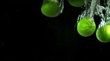 Limonlar kabarcıklarla suya düşer. 1000 fps 'de yüksek hızlı bir kamerayla çekildi. Yüksek kaliteli FullHD görüntüler