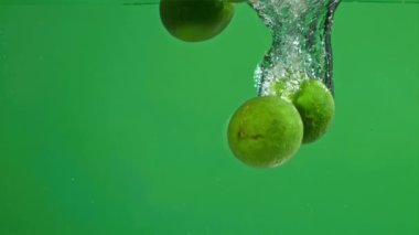 Limonlar kabarcıklarla suya düşer. 1000 fps 'de yüksek hızlı bir kamerayla çekildi. Yüksek kaliteli FullHD görüntüler
