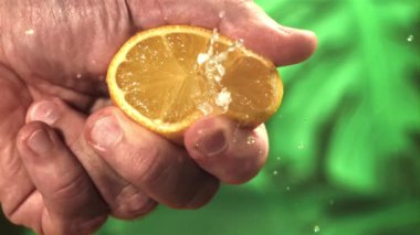 Bir tutam limon suyu. 1000 fps 'de yüksek hızlı bir kamerayla çekildi. Yüksek kaliteli FullHD görüntüler