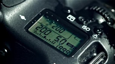 Kamera ekranına yağmur damlaları düşer. 1000 fps 'de yüksek hızlı bir kamerayla çekildi. Yüksek kaliteli FullHD görüntüler