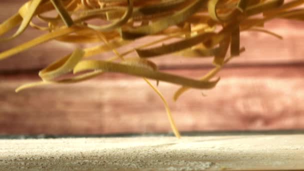 Pasta Tagliatelle Cae Sobre Mesa Filmado Una Cámara Alta Velocidad — Vídeo de stock