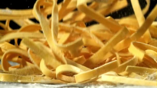 Pasta Cae Sobre Mesa Con Harina Filmado Una Cámara Alta — Vídeo de stock