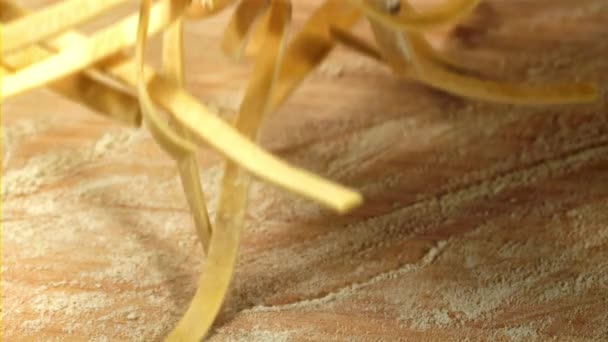 Pasta Cae Sobre Tabla Con Harina Vista Desde Arriba Filmado — Vídeo de stock