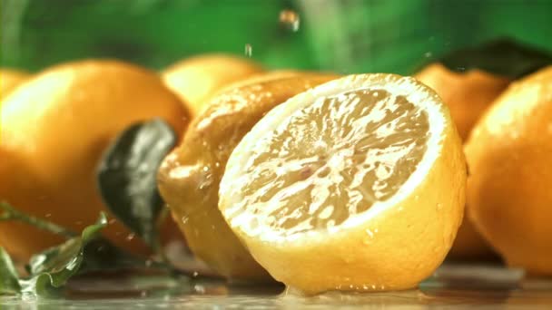 カットしたレモンに水滴が落ちる 1000Fpsで高速カメラで撮影しました 高品質のフルHd映像 — ストック動画