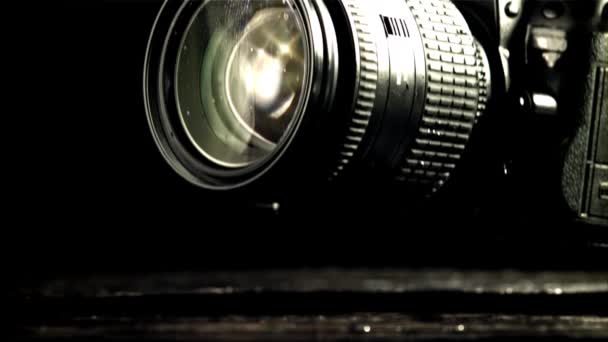 Camera Valt Met Spatten Natte Tafel Gefilmd Een Hoge Snelheidscamera — Stockvideo