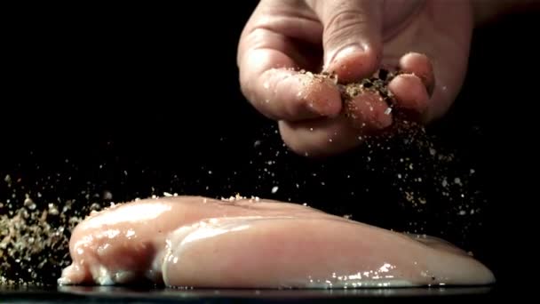 一个男人把香料撒在鸡排上 在1000英尺每秒的高速相机上拍摄 优质Fullhd影片 — 图库视频影像