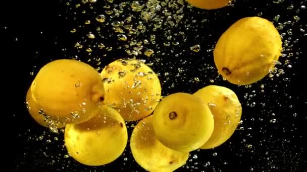 Zitronen Unter Wasser Mit Luftblasen Gefilmt Mit Einer Hochgeschwindigkeitskamera Bei — Stockvideo