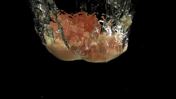 Tavuk Filetosu Suya Düşer 1000 Fps Yüksek Hızlı Bir Kamerayla — Stok video