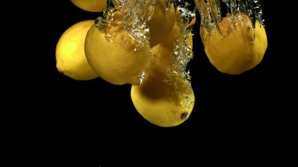 Los Limones Caen Bajo Agua Filmado Una Cámara Alta Velocidad — Vídeos de Stock