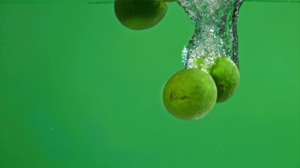 Limes Vallen Onder Water Met Belletjes Gefilmd Een Hoge Snelheidscamera — Stockvideo