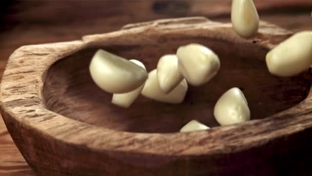 Peeled Garlic Falls Wooden Plate Filmed High Speed Camera 1000 — Stock Video