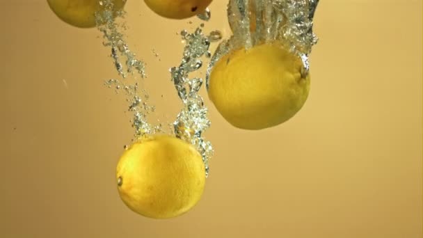 Limões Caem Debaixo Água Filmado Uma Câmera Alta Velocidade 1000 — Vídeo de Stock