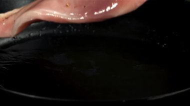 Tavuk filetosu tavaya düşer. 1000 fps 'de yüksek hızlı bir kamerayla çekildi. Yüksek kaliteli FullHD görüntüler