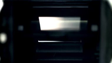 Kamera matris panjurları operasyonu. Makro atış. 1000 fps 'de yüksek hızlı bir kamerayla çekildi. Yüksek kaliteli FullHD görüntüler