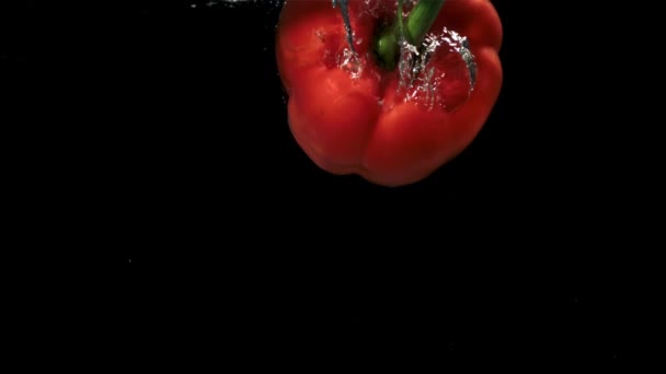 Κόκκινο Γλυκό Πιπέρι Πέφτει Κάτω Από Νερό Τραβήχτηκε Κάμερα Υψηλής — Αρχείο Βίντεο