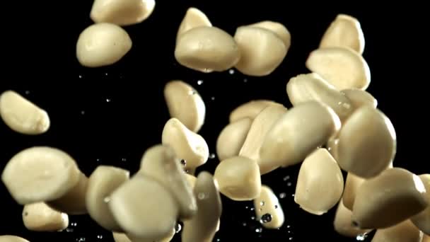 大蒜飞上了水滴 在1000英尺每秒的高速相机上拍摄 优质Fullhd影片 — 图库视频影像