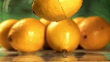 Limon düşer ve ikiye ayrılır. 1000 fps 'de yüksek hızlı bir kamerayla çekildi. Yüksek kaliteli FullHD görüntüler