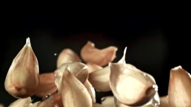 Sarımsak bir damla suyla uçar. 1000 fps 'de yüksek hızlı bir kamerayla çekildi. Yüksek kaliteli FullHD görüntüler