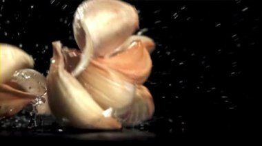 Sarımsak siyah bir masaya düşer. 1000 fps 'de yüksek hızlı bir kamerayla çekildi. Yüksek kaliteli FullHD görüntüler