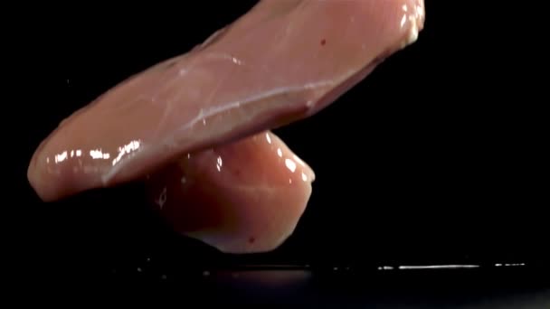 Куриное Мясо Падает Черный Мокрый Стол Снято Высокоскоростную Камеру Скоростью — стоковое видео
