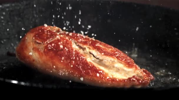 Gotas Sal Carne Pollo Frito Filmado Una Cámara Alta Velocidad — Vídeo de stock