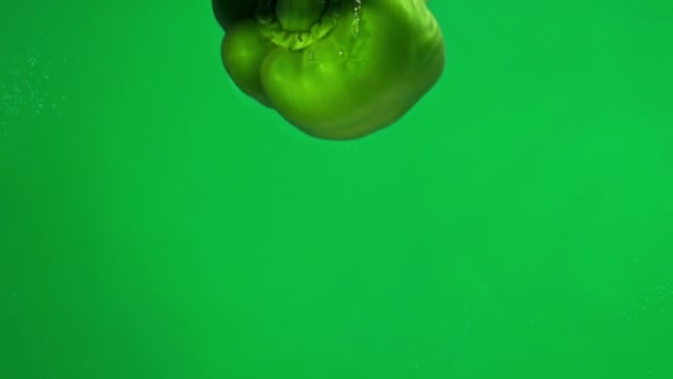 Pimienta Dulce Verde Cae Bajo Agua Filmado Una Cámara Alta — Vídeo de stock