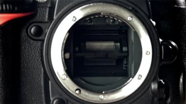 SLR kamerasının serbest bırakma mekanizması. 1000 fps 'de yüksek hızlı bir kamerayla çekildi. Yüksek kaliteli FullHD görüntüler