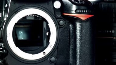 SLR kamerasının serbest bırakma mekanizması. 1000 fps 'de yüksek hızlı bir kamerayla çekildi. Yüksek kaliteli FullHD görüntüler