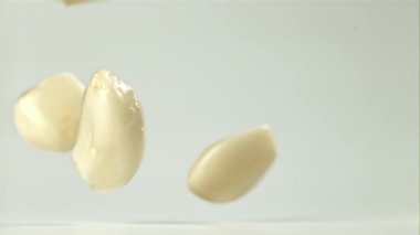 Taze sarımsak masaya düşer. 1000 fps 'de yüksek hızlı bir kamerayla çekildi. Yüksek kaliteli FullHD görüntüler
