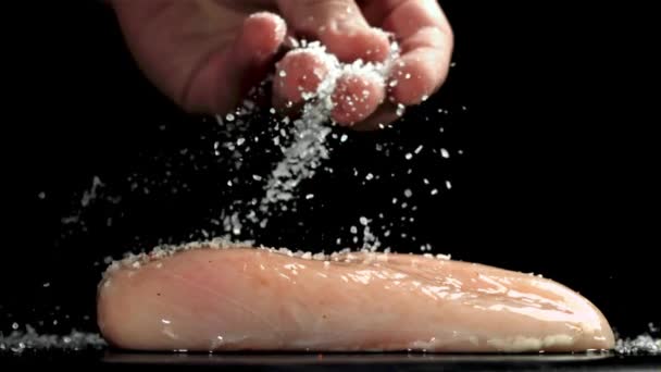 一个人在鸡肉上撒盐 在1000英尺每秒的高速相机上拍摄 优质Fullhd影片 — 图库视频影像