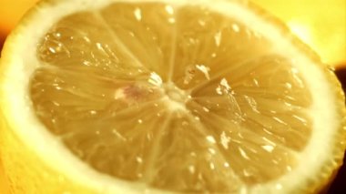 Kesik bir limonun üzerine bir damla su düşer. 1000 fps 'de yüksek hızlı bir kamerayla çekildi. Yüksek kaliteli FullHD görüntüler