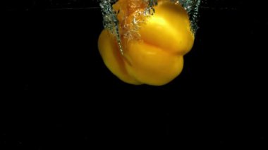 Çok renkli tatlı biberler suyun altına düşer. 1000 fps 'de yüksek hızlı bir kamerayla çekildi. Yüksek kaliteli FullHD görüntüler