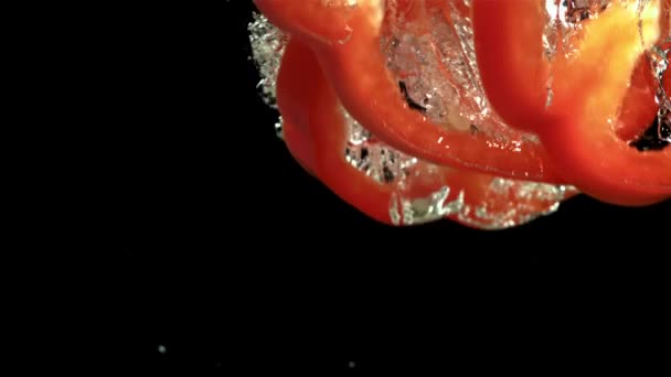 Dilimlenmiş Dolmalık Biber Suyun Altına Düşer 1000 Fps Yüksek Hızlı — Stok video