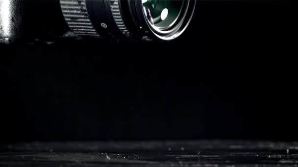Die Kamera Fällt Mit Spritzern Auf Den Nassen Tisch Gefilmt — Stockvideo