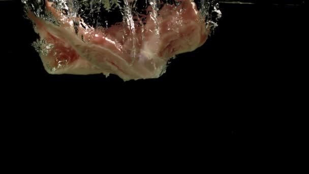 Filete Pollo Cae Bajo Agua Filmado Una Cámara Alta Velocidad — Vídeos de Stock