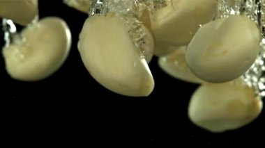 Soyulmuş sarımsak suya düşer. 1000 fps 'de yüksek hızlı bir kamerayla çekildi. Yüksek kaliteli FullHD görüntüler