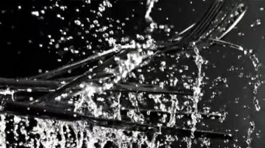 Çatal bıçaklar su sıçratır. 1000 fps 'de yüksek hızlı bir kamerayla çekildi. Yüksek kaliteli FullHD görüntüler