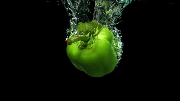 绿甜椒掉进水里 在1000英尺每秒的高速相机上拍摄 优质Fullhd影片 — 图库视频影像