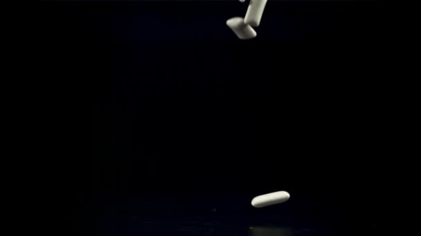 Žvýkačka Padá Černý Stůl Natočeno Vysokorychlostní Kameře Rychlostí 1000 Snímků — Stock video