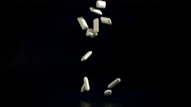 Sakız siyah bir masaya düşer. 1000 fps 'de yüksek hızlı bir kamerayla çekildi. Yüksek kaliteli FullHD görüntüler