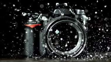 Kameraya lensle su damlaları düşer. 1000 fps 'de yüksek hızlı bir kamerayla çekildi. Yüksek kaliteli FullHD görüntüler