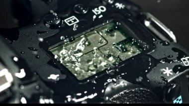 Kamera ekranına yağmur damlaları düşer. 1000 fps 'de yüksek hızlı bir kamerayla çekildi. Yüksek kaliteli FullHD görüntüler