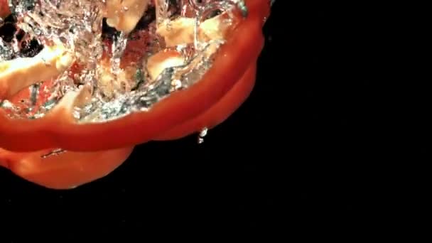 Нарезанный Перец Падает Воду Снято Высокоскоростную Камеру Скоростью 1000 Кадров — стоковое видео