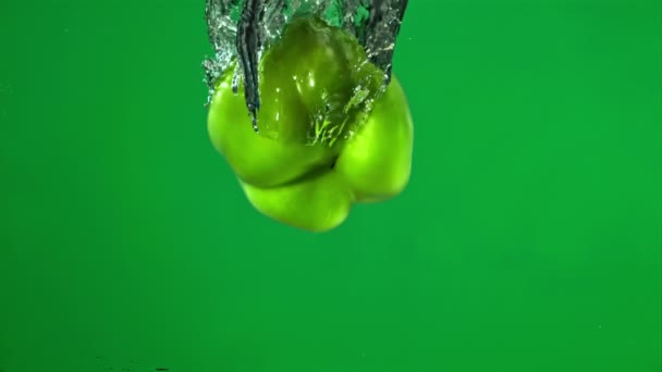Groene Zoete Peper Valt Onder Water Gefilmd Een Hoge Snelheidscamera — Stockvideo
